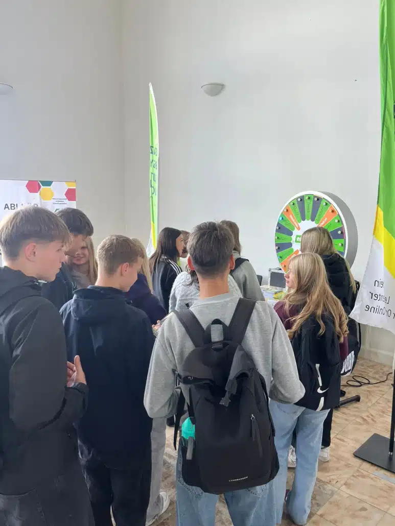 Schlange am easyLearn InfoStand