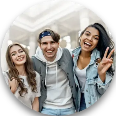 3 Jugendliche haben spaß